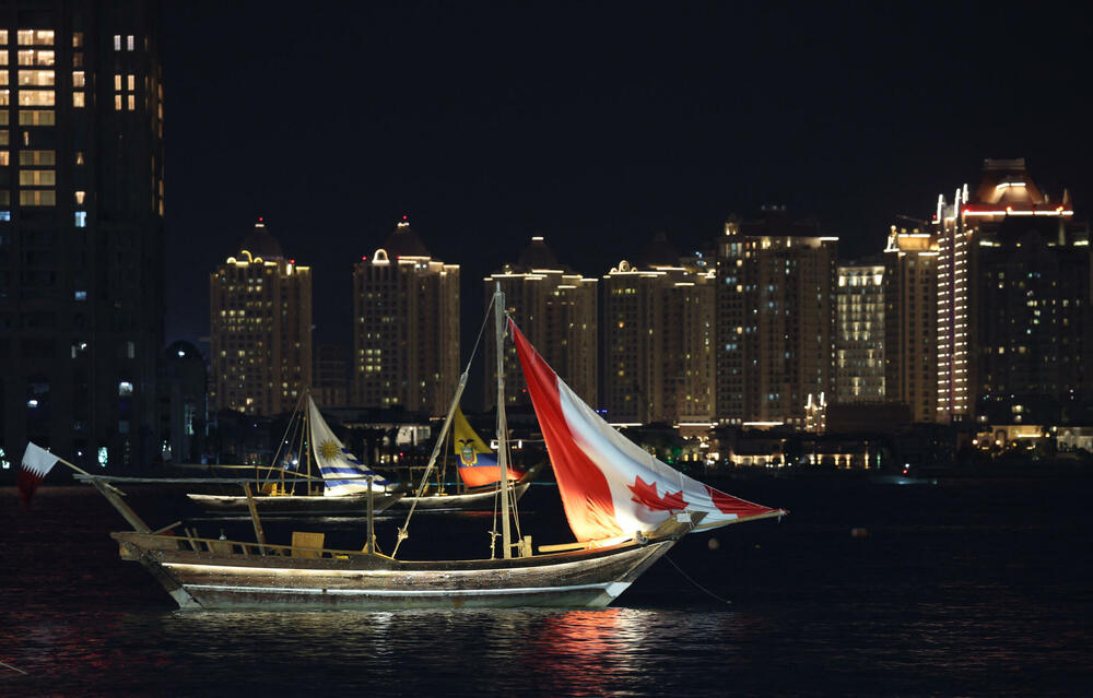<p>Svjetska prvenstva u fudbalu nisu samo spektakl na terenu, već i na tribinama.</p>  <p>Navijači iz svih zemalja se trude da budu primijećeni, biraju neobične kombinacije samo da bi ih uhvatilo „oko” kamera ili fotoaparata, a trećeg dana je bilo mnogo šarolikih kombinacija.</p>  <p>Pogledajte šta su sve snimili fotografi Reutersa.</p>