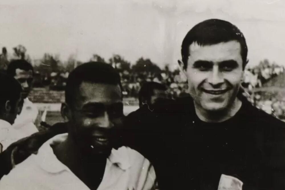 Pele (levo) i golman Radničkog iz Niša Miodrag Knežević Knez koji je za ovu priliku pritekao u pomoć klubu iz Kragujevca, Foto: Istorijski arhiv Niš