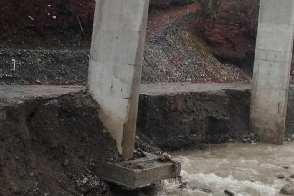 Oštećeni dio nasipa ispod mosta, Foto: Facebook