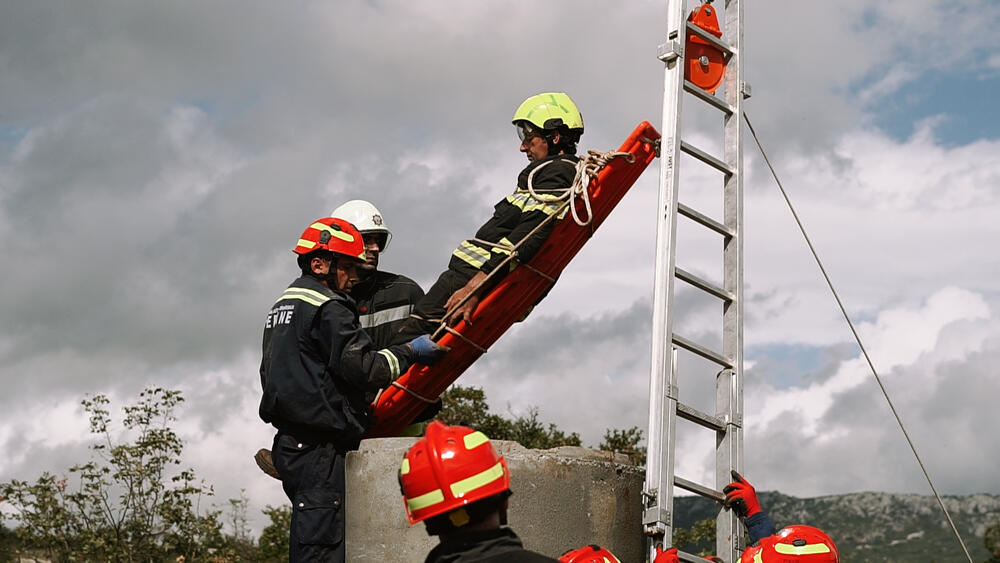 U spasavanju učestvuju različite službe
