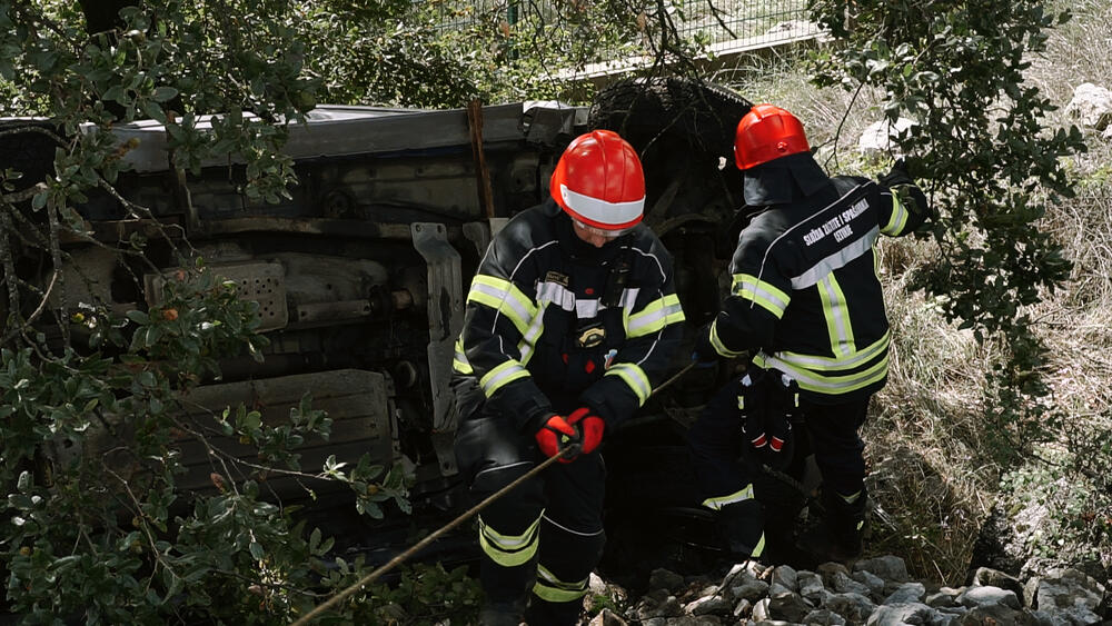 Za simulaciju saobraćajne nezgode treba obezbijediti najmanje dva vozila