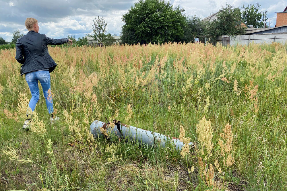 Viktorija,42, pokazuje ruševine ostale iza okupacionih ruskih vojnika u Berestjanki, Foto: Rojters