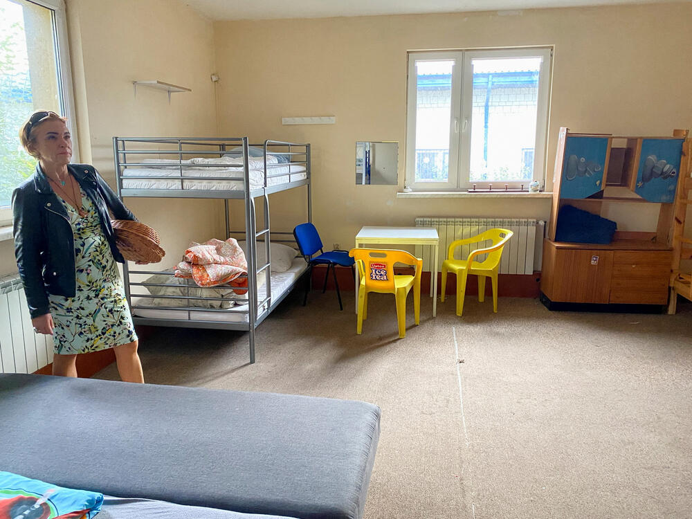 Doktorka Agnješka Kurčuk pokazuje gdje su boravile ukrajinske izbjeglice koje je liječila u Poljskoj