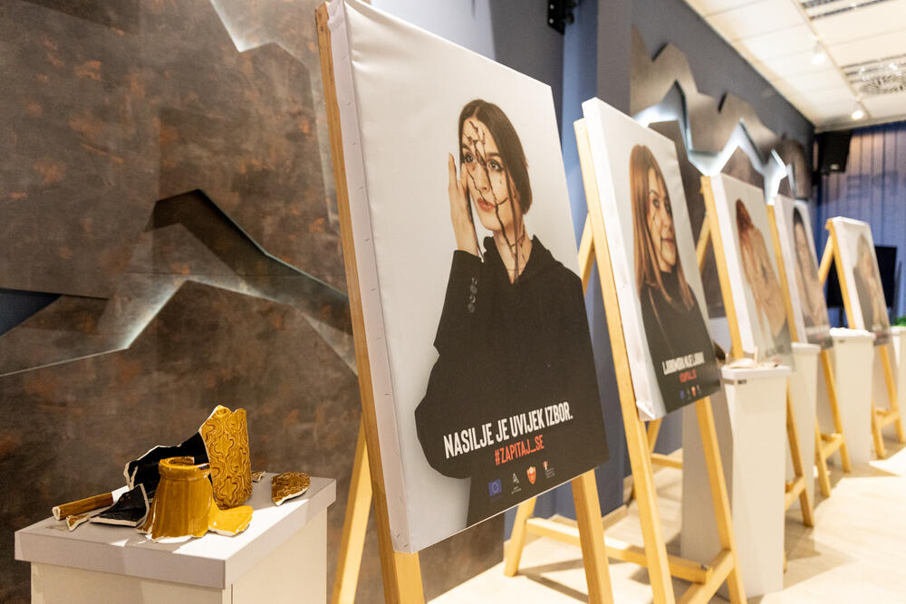 <p>"Fotografije treba jasno da poruče da ne želimo da ijedna žena više pati, ima modrice ili bude ubijena", kazala je autorka Nada Vojinović</p>