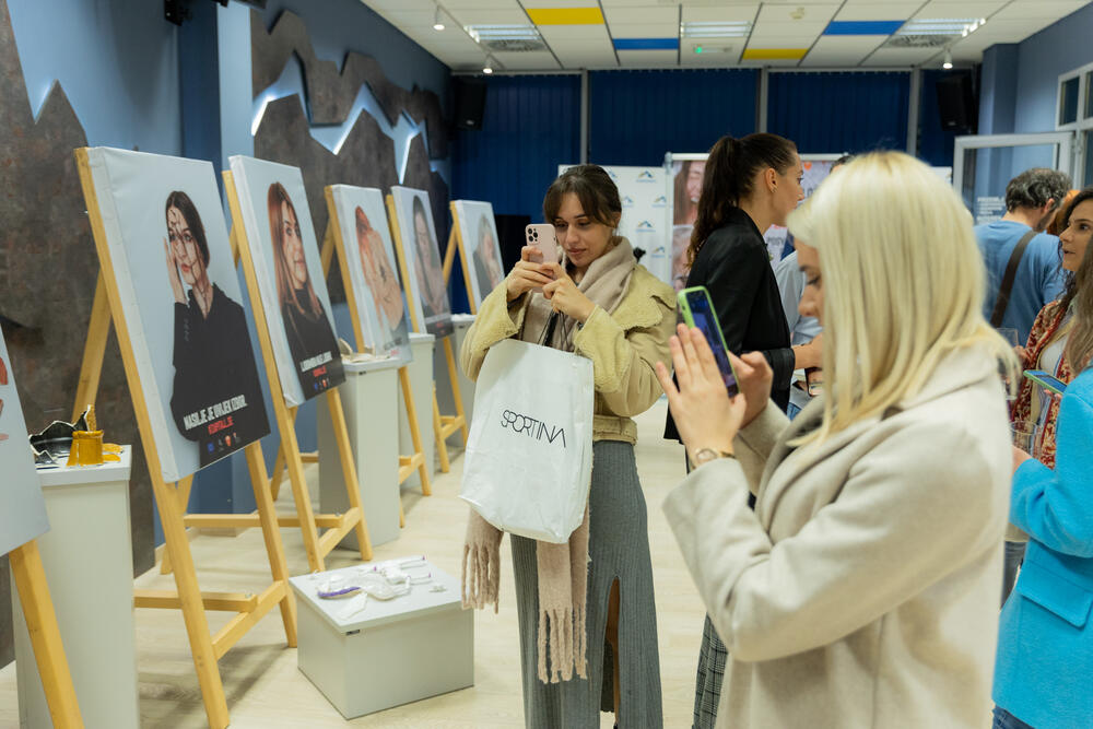 <p>"Fotografije treba jasno da poruče da ne želimo da ijedna žena više pati, ima modrice ili bude ubijena", kazala je autorka Nada Vojinović</p>