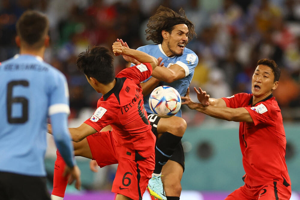 Kavani u duelu sa odbranom Južne Koreje, Foto: Reuters