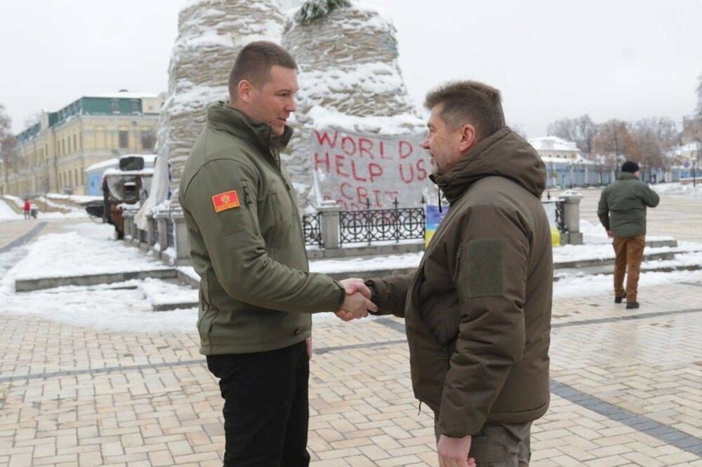 <p>"Domaćini, gradonačelnik i zamjenik gradonačelnika Irpina pokazali su delegaciji Ministarstva odbrane Crne Gore posljedice dejstva ruske teške artiljerije i upoznali ih sa akcijama koje su preduzimane u cilju odbrane grada"</p>