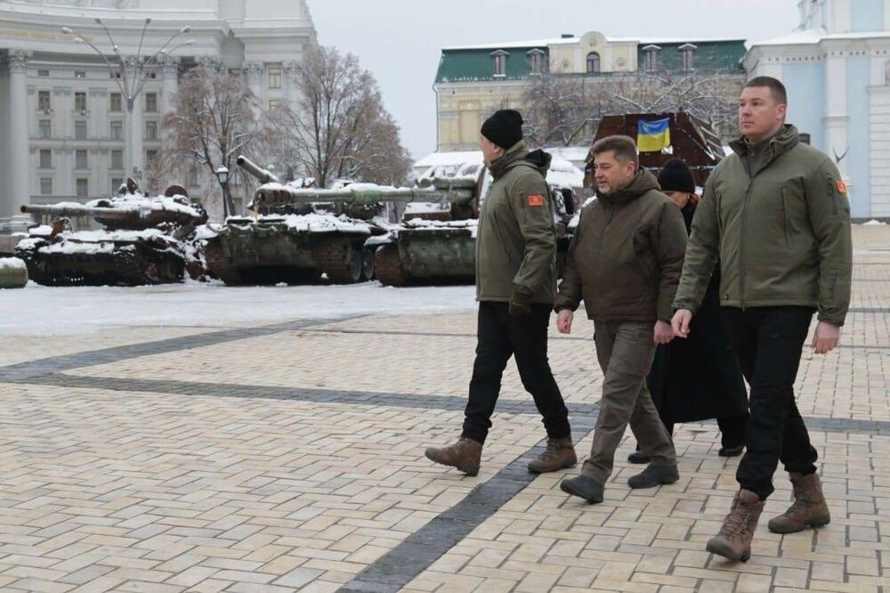 <p>"Domaćini, gradonačelnik i zamjenik gradonačelnika Irpina pokazali su delegaciji Ministarstva odbrane Crne Gore posljedice dejstva ruske teške artiljerije i upoznali ih sa akcijama koje su preduzimane u cilju odbrane grada"</p>