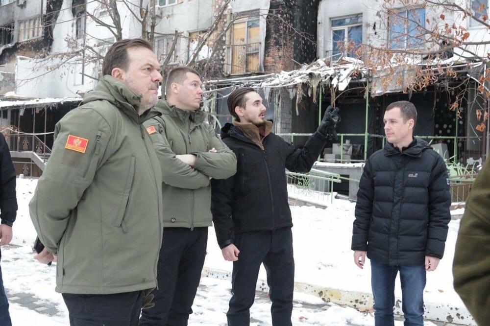 <p>"Domaćini, gradonačelnik i zamjenik gradonačelnika Irpina pokazali su delegaciji Ministarstva odbrane Crne Gore posljedice dejstva ruske teške artiljerije i upoznali ih sa akcijama koje su preduzimane u cilju odbrane grada"</p>
