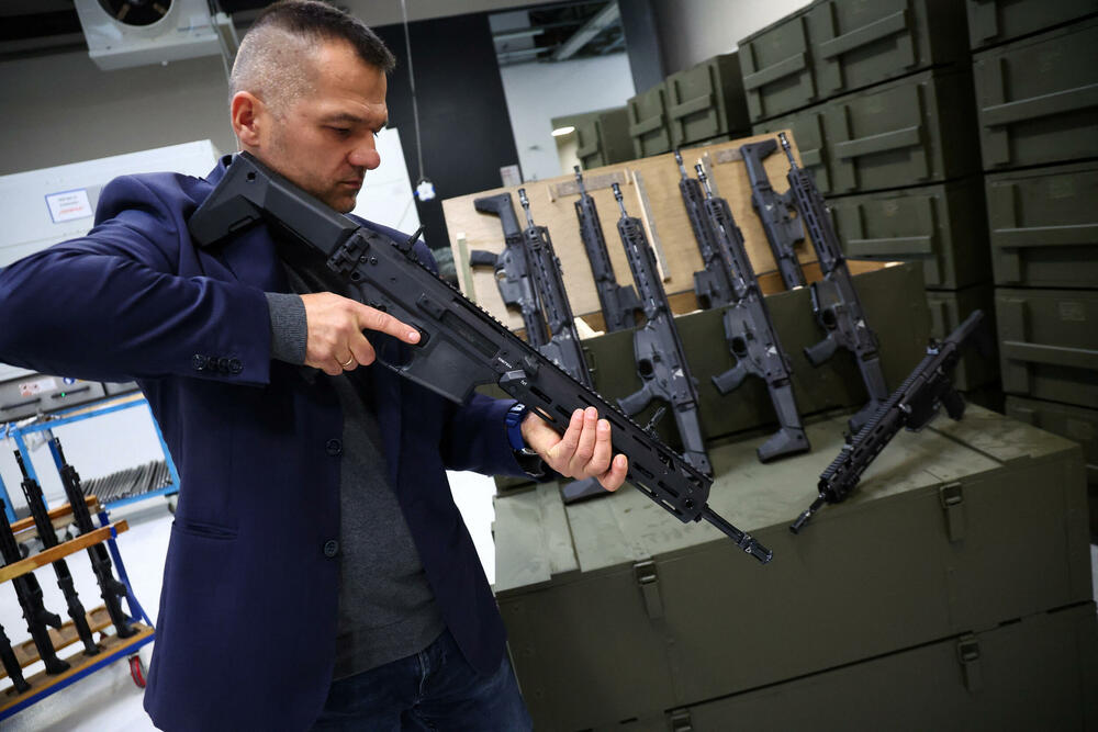 Mihal Kovalčik, direktor prodaje u PGZ, predstavlja modularnu automatsku pušku GROT C16 FB-M1 