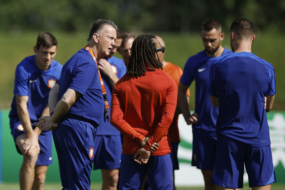 Luj van Gal i njegov pomoćnik Edgar Davids sa fudbalerima na treningu Holandije, Foto: Reuters