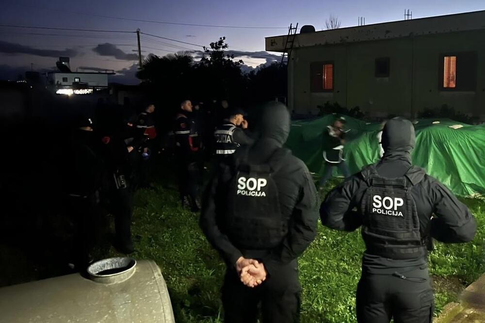 Crnogorski policajci obezbjeđuju zaplijenjeni tovar droge, Foto: Uprava policije