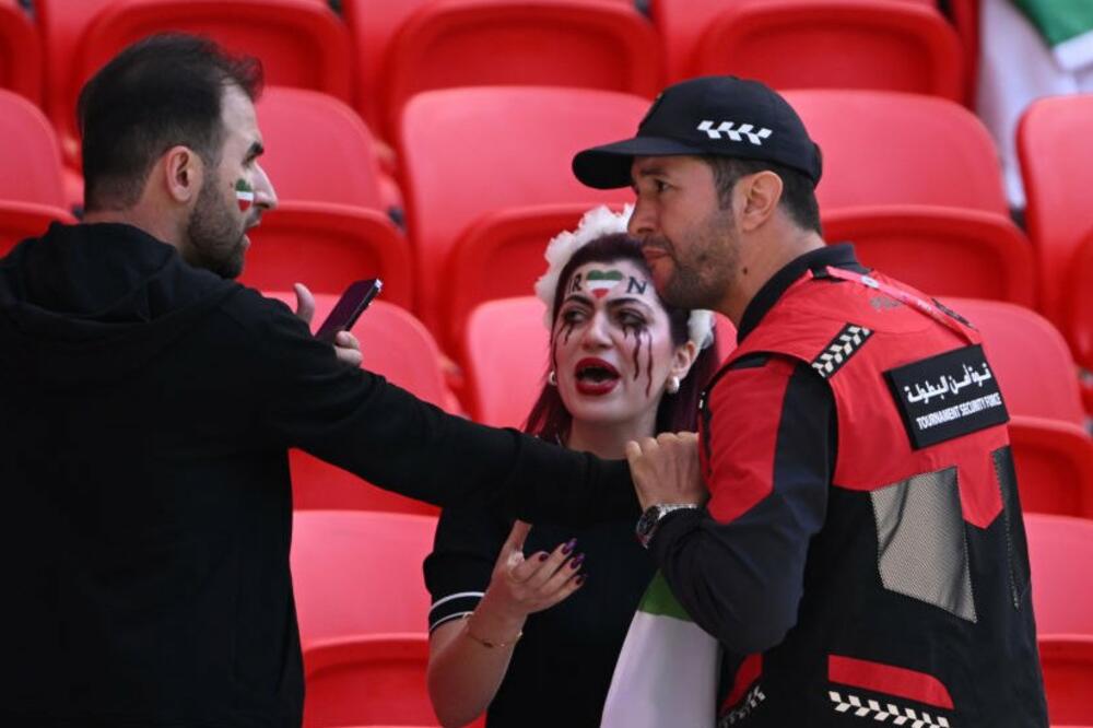 Obezbjeđenje je razgovaralo sa navijačima koji su nosili majice i zastave sa imenom Mahse Amini, Foto: Getty Images