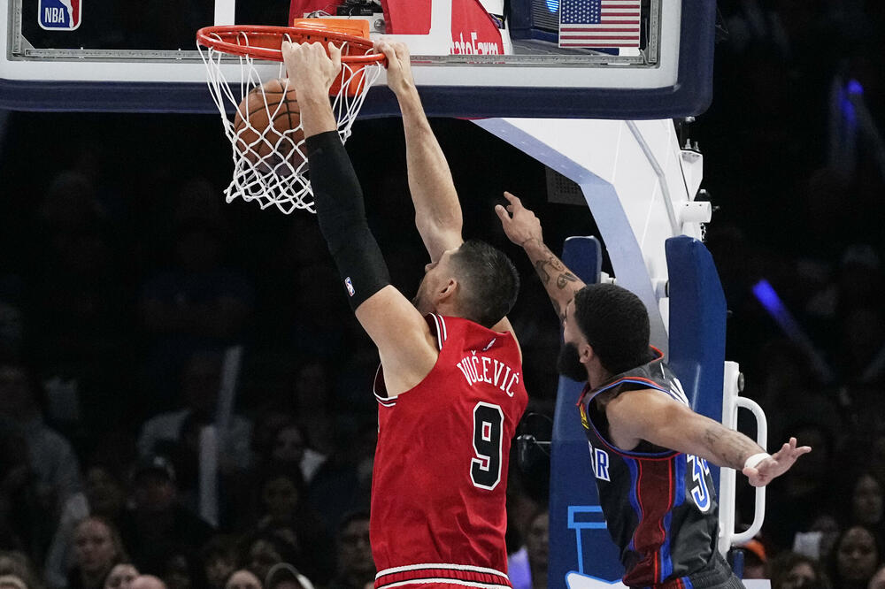 Vučević na meču sa Oklahomom, Foto: AP Photo/Sue Ogrocki