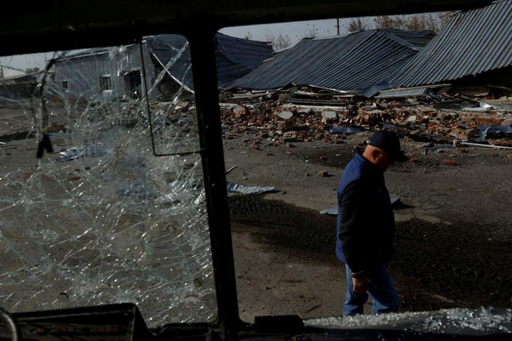Čovjek prolazi pored garaže uništene u ruskim napadima na Balakliju, Foto: Reuters