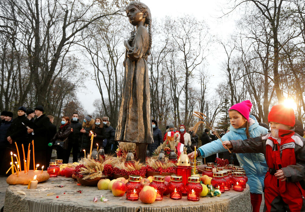 Ljudi posjećuju spomenik žrtvama Holodomora u Kijevu