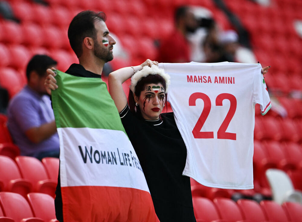 <p>Agencija AP je prenijela da su provladini navijači ispred stadiona maltretirali navijače koji su protiv iranske vlade</p>