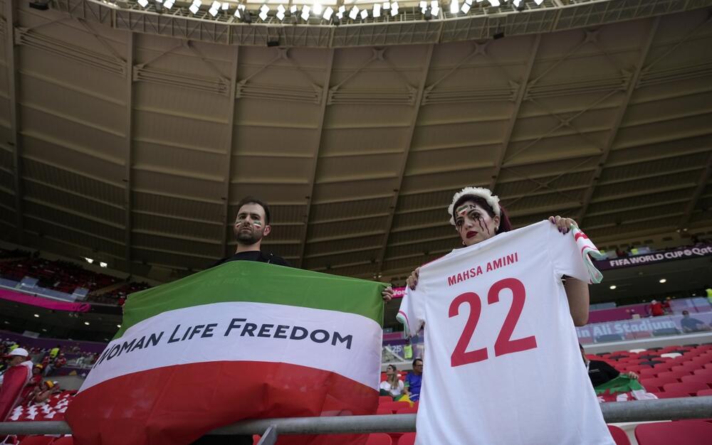 <p>Agencija AP je prenijela da su provladini navijači ispred stadiona maltretirali navijače koji su protiv iranske vlade</p>
