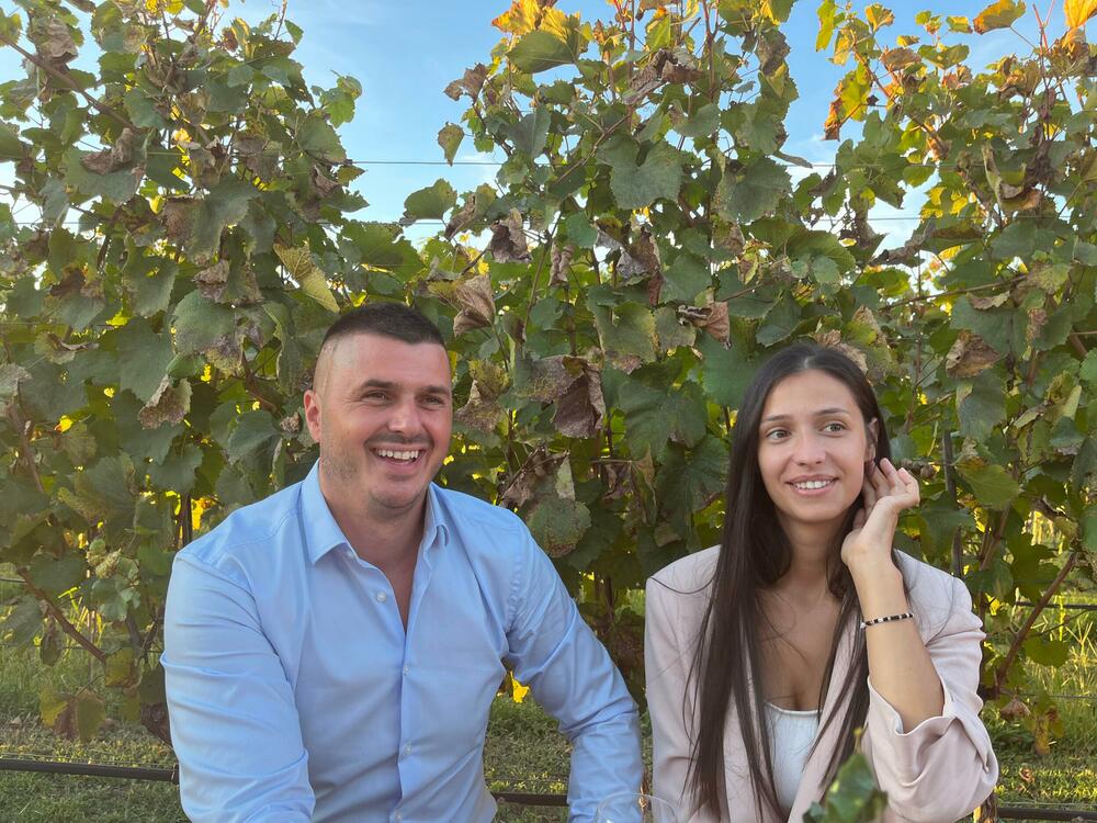 Ljubav ih je spojila, a zajednički uživaju u porodičnoj vinariji: Anđela i Simo Knežević
