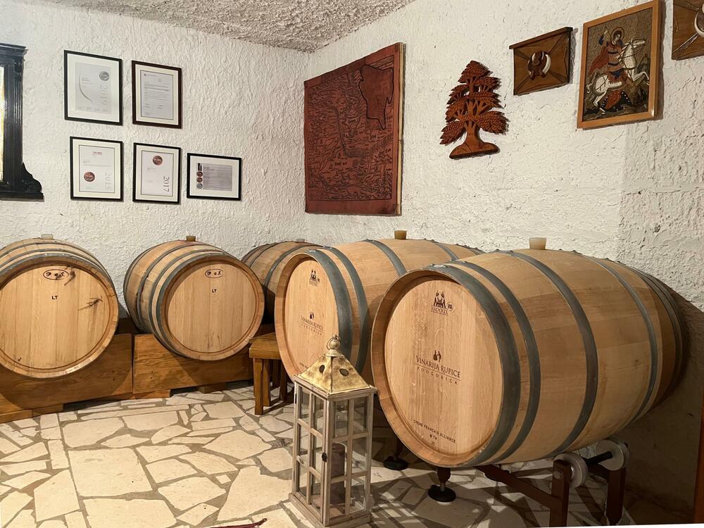 <p>Reporterke “Magazina” u obilasku crnogorskih vinarija centralne regije</p>