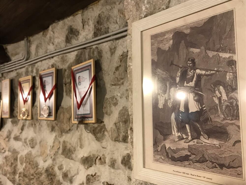 <p>Reporterke “Magazina” u obilasku crnogorskih vinarija centralne regije</p>