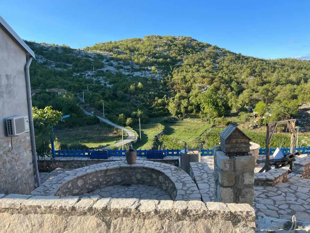 <p>Reporterke “Magazina” u obilasku crnogorskih vinarija centralne regije</p>