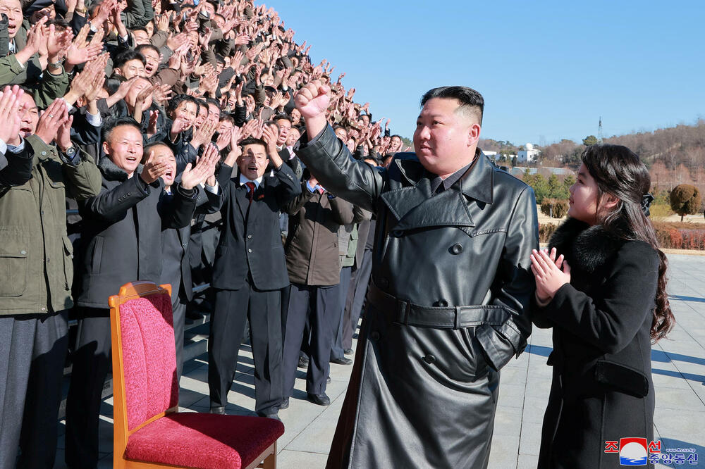 Sjevernokorejski lider Kim Džong Un i njegova ćerka, Foto: Reuters