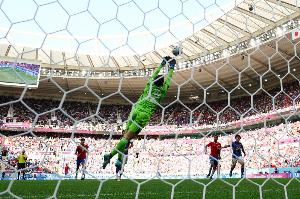 Golman Japana je morao sa jednom rukom da ide ka lopti, Foto: REUTERS