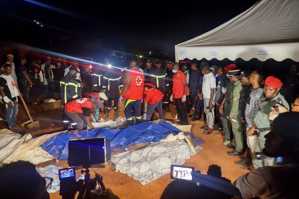 Spasioci se pripremaju da nose tijela stradalih, Foto: Reuters