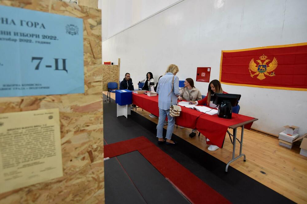 Najviše odjavljenih prebivališta registrovano je u Podgorici - 172: Biračko mjesto, Foto: BORIS PEJOVIC