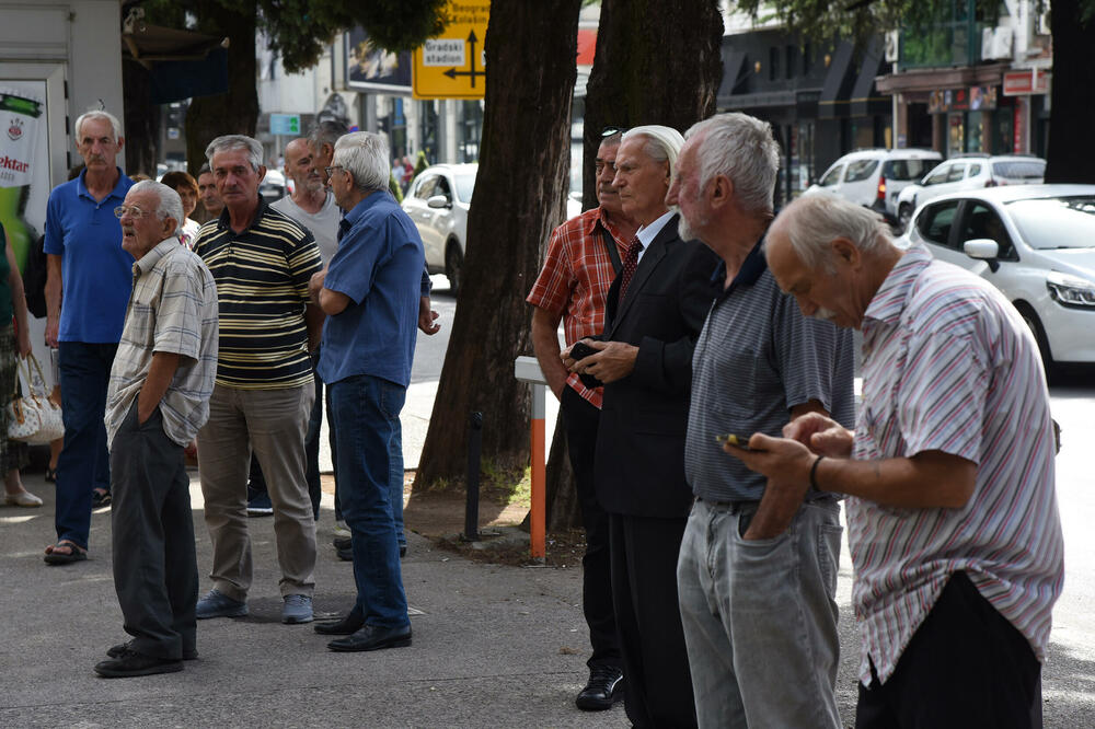 Komplikovan pravni problem: Sa nedavnog protesta grupe ugroženih penzionera, Foto: Luka Zekovic
