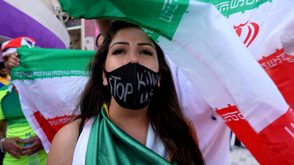 Iranska navijačica tokom utakmice sa Velsom sa maskom na kojoj piše: 'Prestanite da nas ubijate