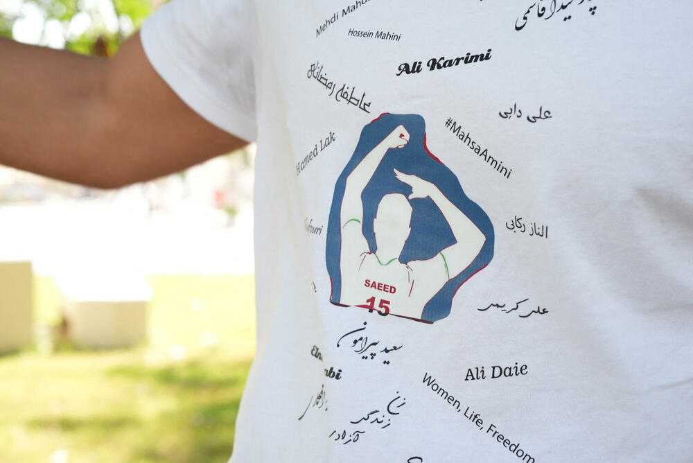 Iranski navijač sa majicom podrške protestima