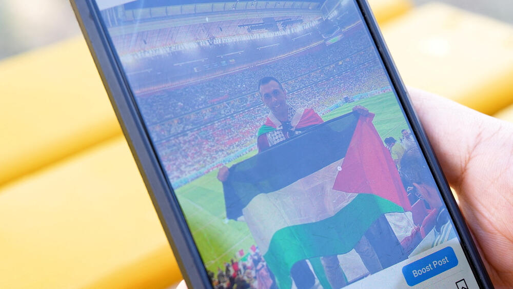Barakat pokazuje fotografiju sa palestinskom zastavom u Kataru