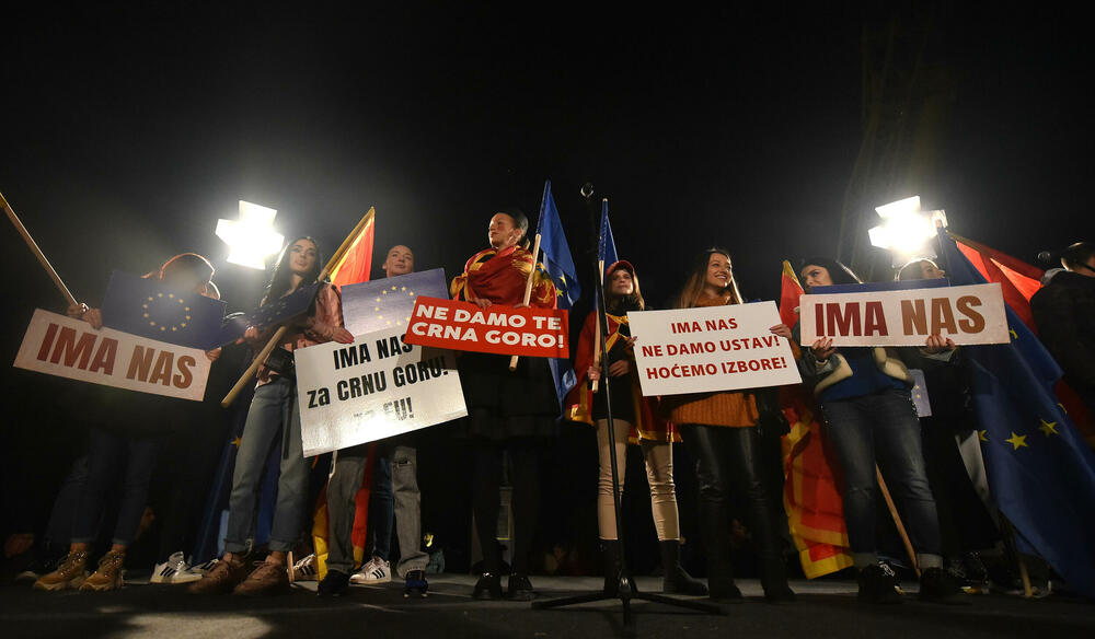 <p>Protestna šetnja se odvijala Bulevarom Svetog Petra Cetinjskog, od platoa ispred Skupštine do spomenika Svetom Petru Cetinjskom</p>