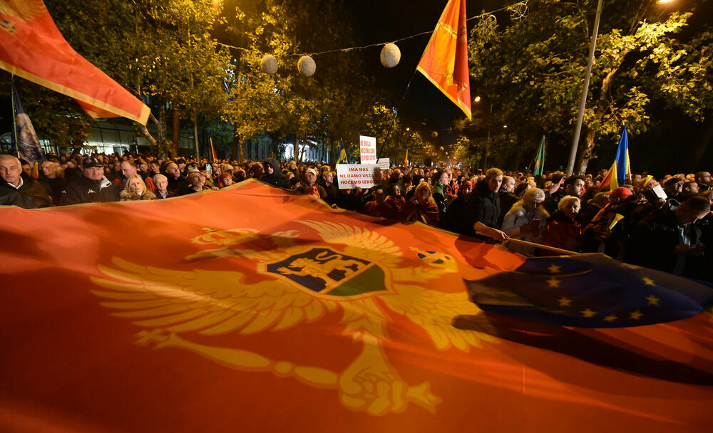 <p>Protestna šetnja se odvijala Bulevarom Svetog Petra Cetinjskog, od platoa ispred Skupštine do spomenika Svetom Petru Cetinjskom</p>