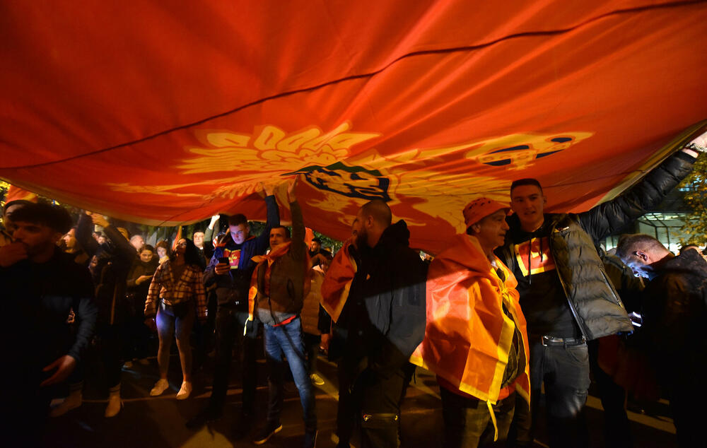 <p>Protestna šetnja se odvijala Bulevarom Svetog Petra Cetinjskog, od platoa ispred Skupštine do spomenika Svetom Petru Cetinjskom</p>