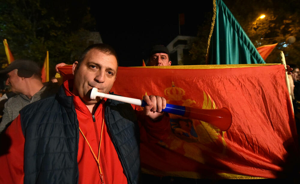 <p>Protestna šetnja se odvijala Bulevarom Svetog Petra Cetinjskog, od platoa ispred Skupštine do spomenika Svetom Petru Cetinjskom</p>