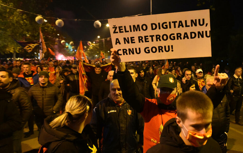 <p>Protestna šetnja se odvijala Bulevarom Svetog Petra Cetinjskog, od platoa ispred Skupštine do spomenika Svetom Petru Cetinjskom</p>