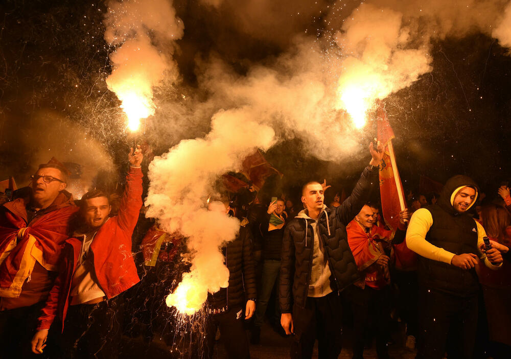 <p>Protestna šetnja se odvijala Bulevarom Svetog Petra Cetinjskog, od platoa ispred Skupštine do spomenika Svetom Petru Cetinjskom</p>