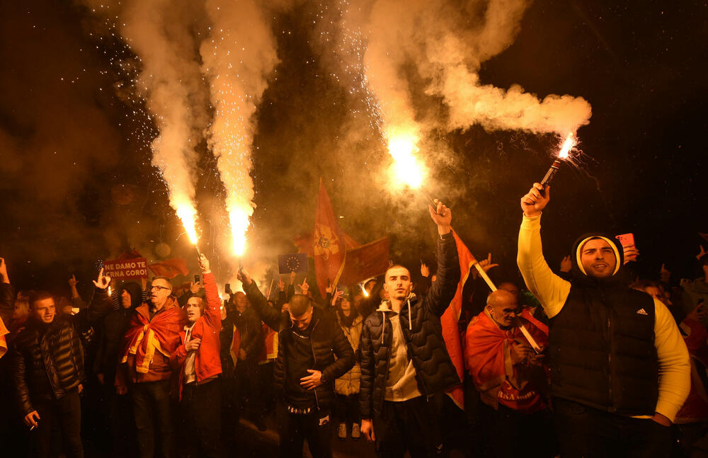 <p>Protestna šetnja se odvijala Bulevarom Svetog Petra Cetinjskog, od platoa ispred Skupštine do spomenika Svetom Petru Cetinjskom</p>
