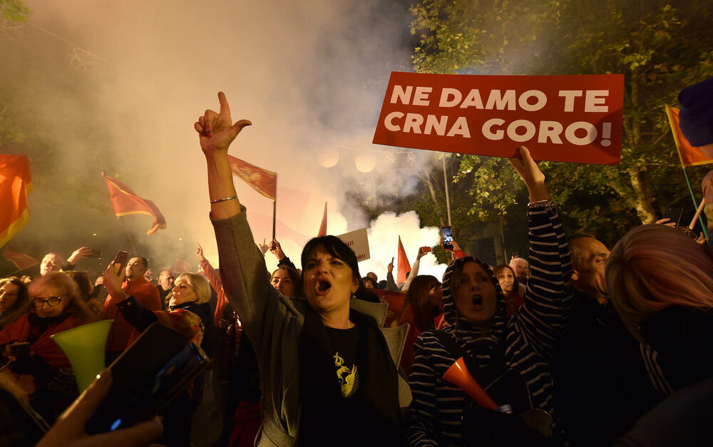 <p>Protestna šetnja se odvijala Bulevarom Svetog Petra Cetinjskog, od platoa ispred Skupštine do spomenika Svetom Petru Cetinjskom</p>