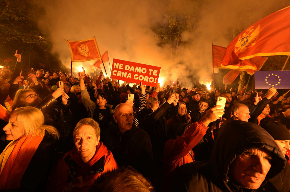 <p>Protestna šetnja se odvijala Bulevarom Svetog Petra Cetinjskog, od platoa ispred Skupštine do spomenika Svetom Petru Cetinjskom</p>