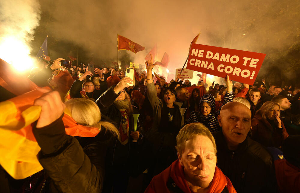 <p>Protestna šetnja se odvijala Bulevarom Svetog Petra Cetinjskog, od platoa ispred Skupštine do spomenika Svetom Petru Cetinjskom</p>