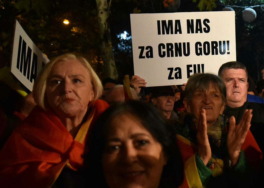 <p>Protestna šetnja se odvijala Bulevarom Svetog Petra Cetinjskog, od platoa ispred Skupštine do spomenika Svetom Petru Cetinjskom</p>