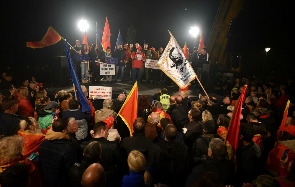 <p>Protestna šetnja se odvijala Bulevarom Svetog Petra Cetinjskog, od platoa ispred Skupštine do spomenika Svetom Petru Cetinjskom</p>