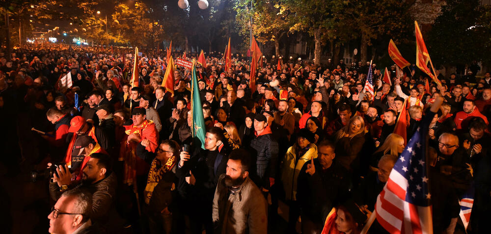 <p>Protestna šetnja se odvijala Bulevarom Svetog Petra Cetinjskog, od platoa ispred Skupštine do spomenika Svetom Petru Cetinjskom</p>