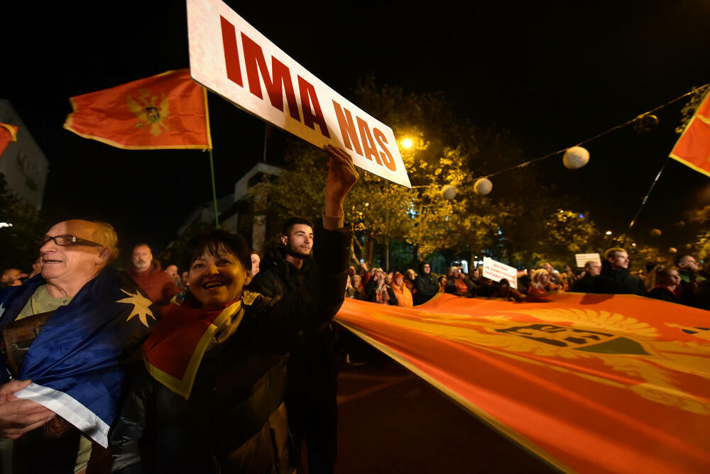 <p>Protestna šetnja se odvijala Bulevarom Svetog Petra Cetinjskog, od platoa ispred Skupštine do spomenika Svetom Petru Cetinjskom</p>