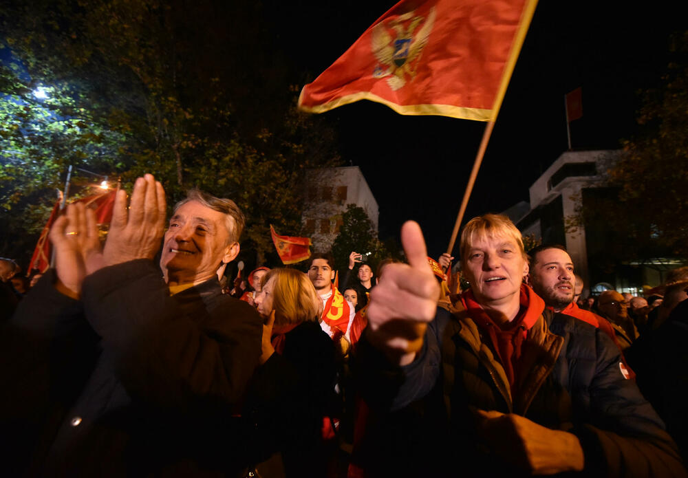 <p>Protestna šetnja se odvijala Bulevarom Svetog Petra Cetinjskog, od platoa ispred Skupštine do spomenika Svetom Petru Cetinjskom</p>