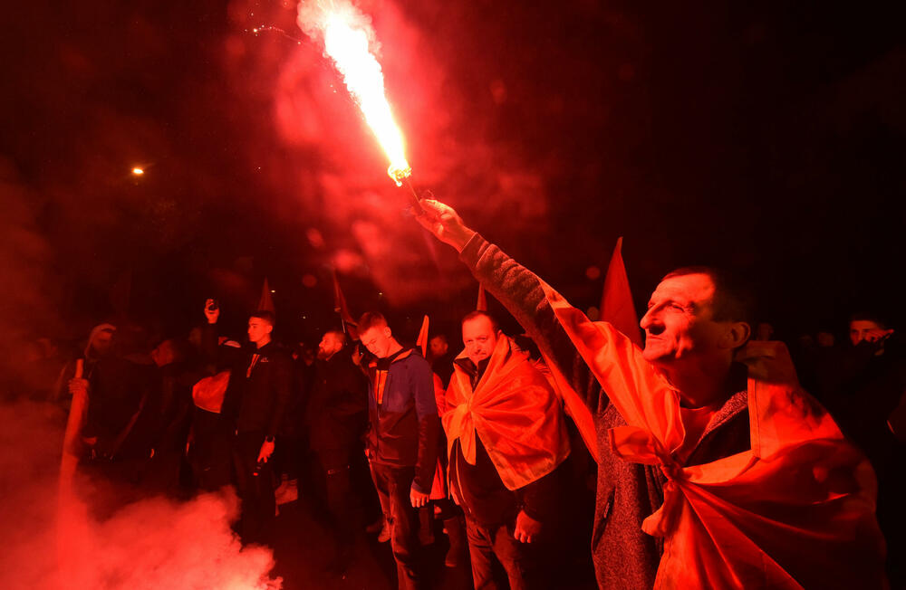 <p>Protestna šetnja se odvijala Bulevarom Svetog Petra Cetinjskog, od platoa ispred Skupštine do spomenika Svetom Petru Cetinjskom</p>